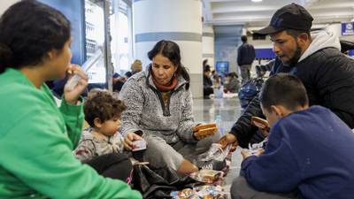 Los inmigrantes llegaron a Chicago desde Texas en un vuelo chárter, según las autoridades